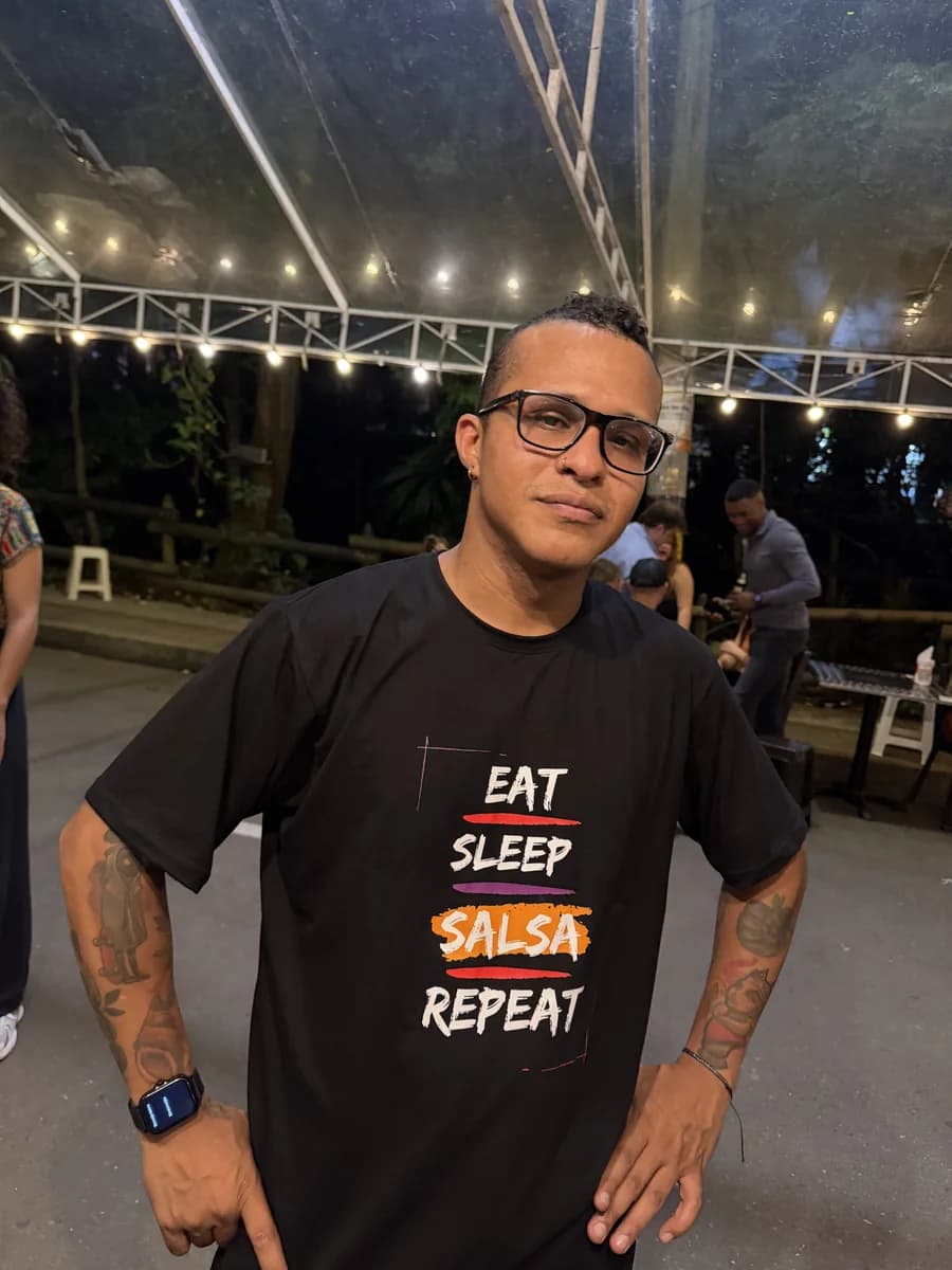 Camiseta negra Eat Sleep Salsa Repeat puesta