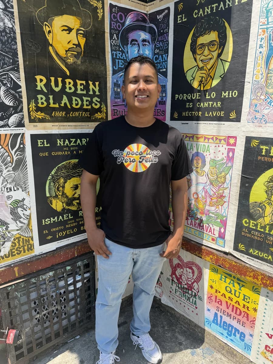 Camiseta negra Un Poco Loco Pero Feliz de frente